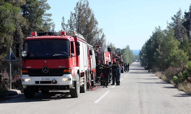 Φωτιά στα Σπάτα κοντά σε σπίτια -Έκκληση να απομακρυνθούν οι κάτοικοι (βίντεο)